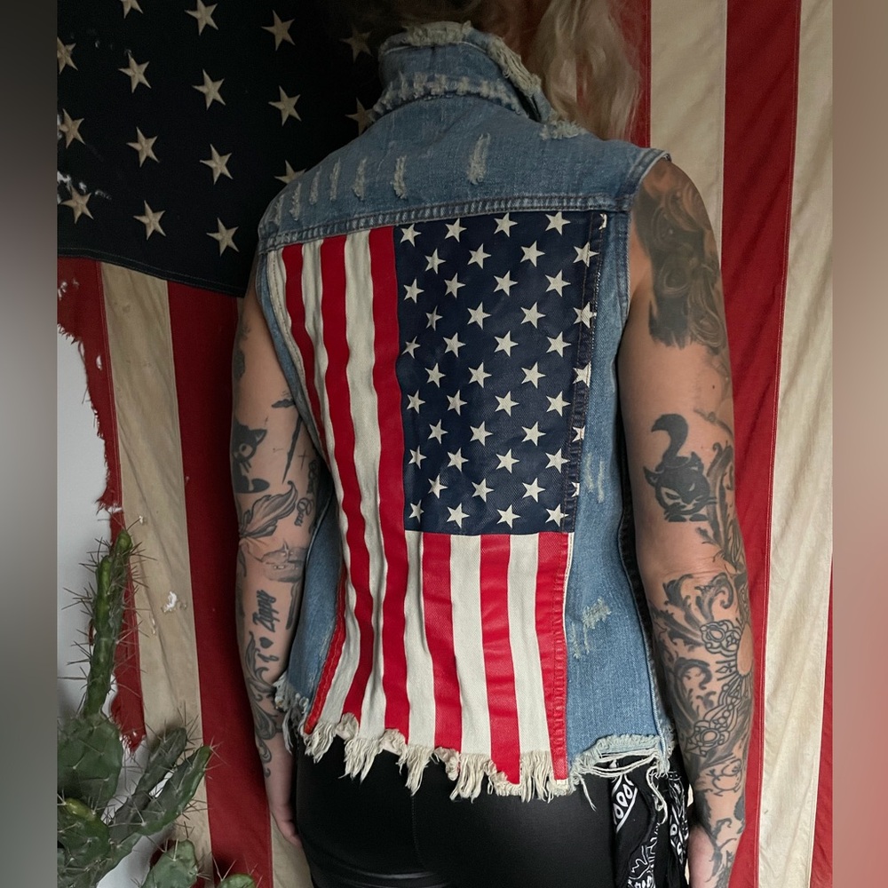 Unif Distressed Vest - Picture 4 of 6